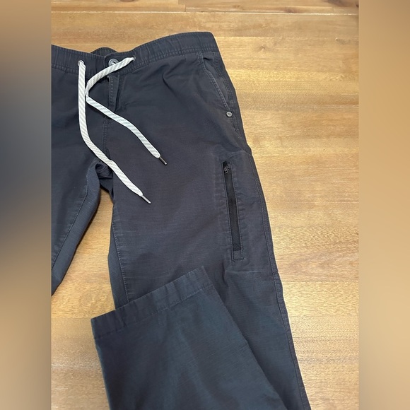 Vuori Women’s Ripstop Drawstring Pants in Charcoal medium - Picture 4 of 11
